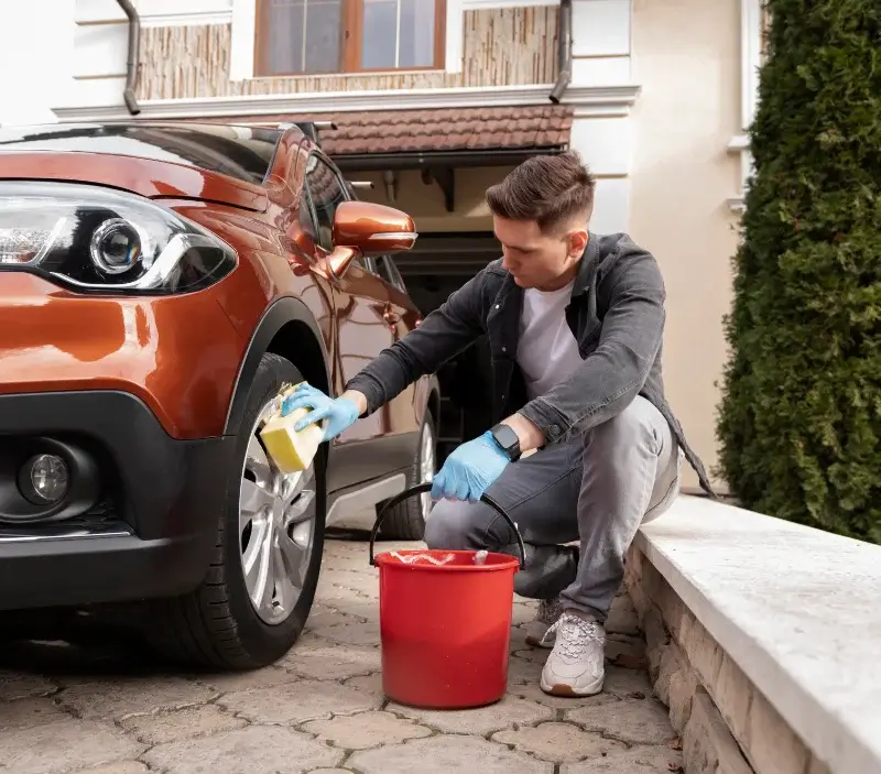 Lavage auto à domicile Lasbordes : professionnel intervenant sur un véhicule